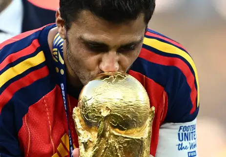 REUTERS/Dylan Martinez/Proibida reprodução Soccer Football - FIFA World Cup 2026 - Final - Spain v Argentina - New York/New Jersey Stadium, East Rutherford, New Jersey, U.S. - July 19, 2026 Spain's Rodri kisses the World Cup trophy during the trophy presentation REUTERS/Dylan Martinez