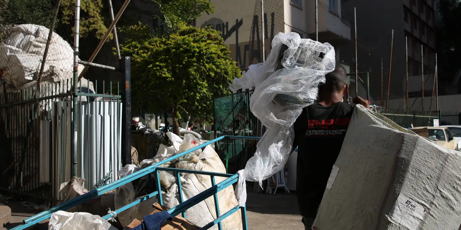 Na Bahia, movimento leva dignidade a catadores de material reciclável