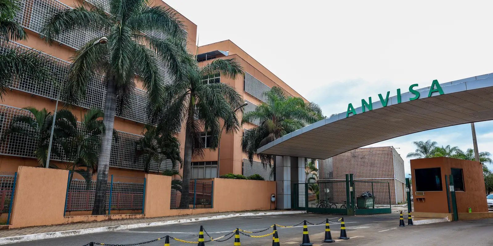 Anvisa publica novas regras para laboratórios de controle de qualidade