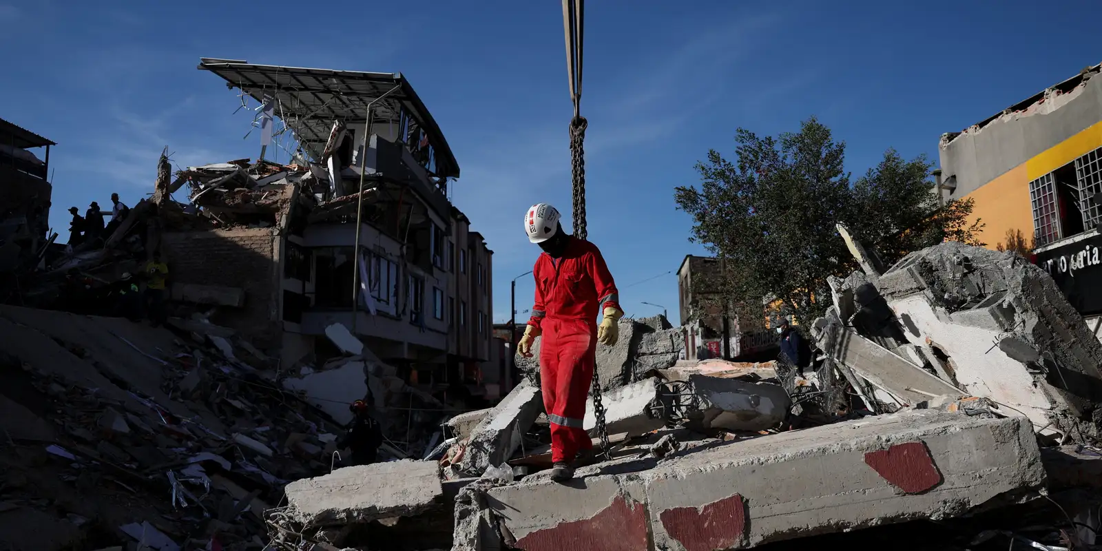 Na Colômbia, equipes ainda procuram sobreviventes de terremoto