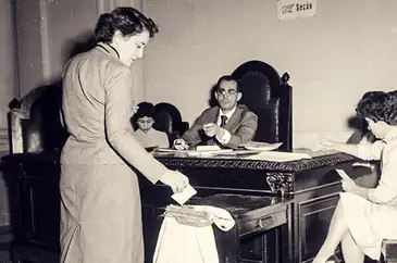 Brasília - DF - 30/07/2026 - Conquista do voto feminino no Brasil resistiu à misoginia histórica. (Em 1955, eleitora vota para presidente da República, no Rio: direito arduamente conquistado. Foto: Acervo Arquivo Nacional