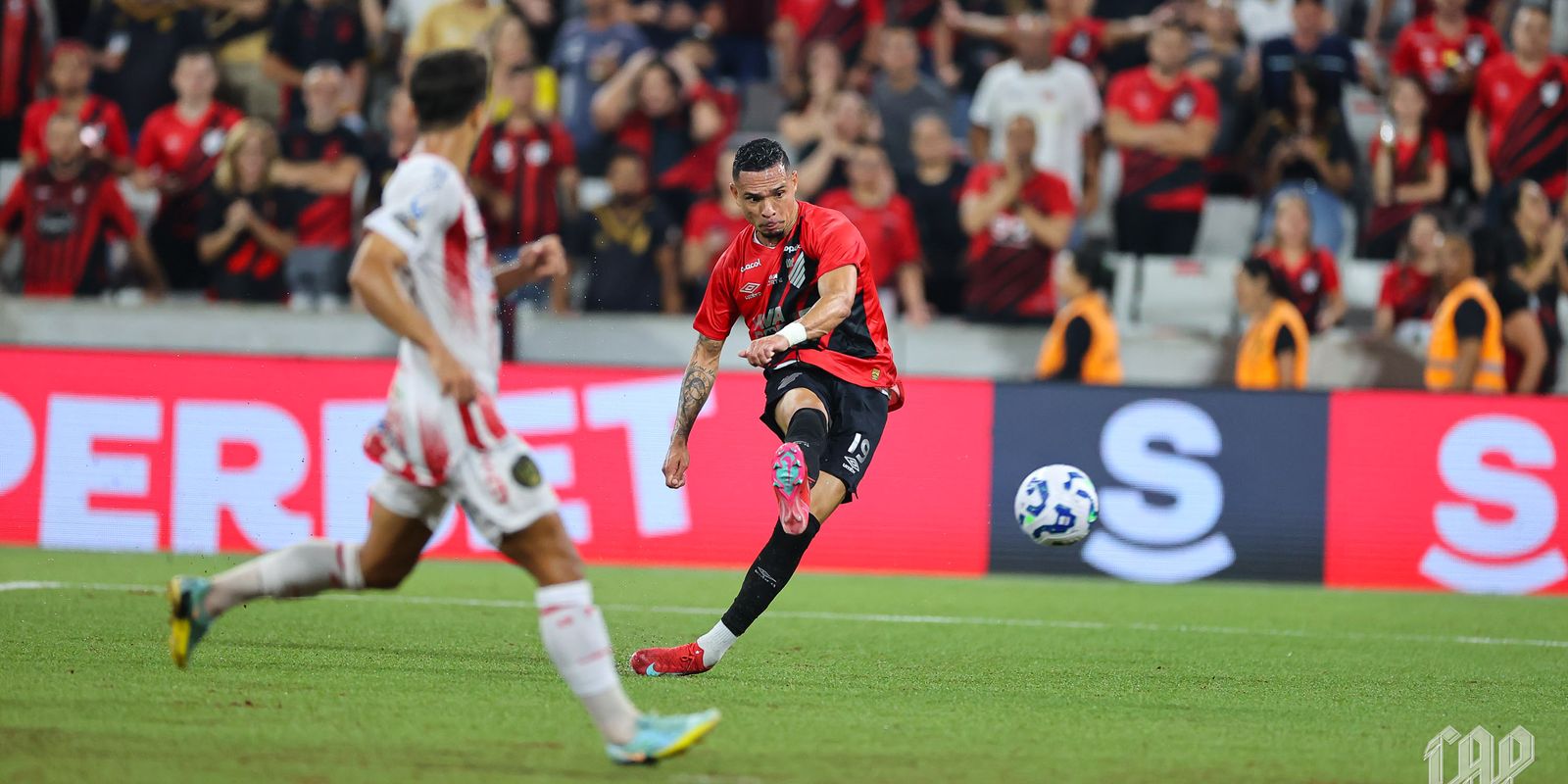 Athletico Paranaense e Vitória se enfrentam pela Copa do Brasil