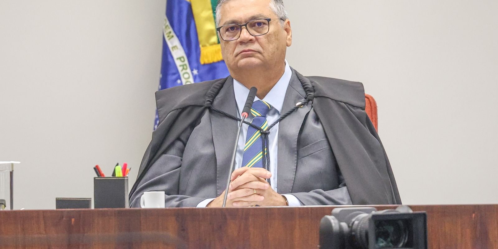 Dino pede investigação sobre possível ligação de Mendonça com Master