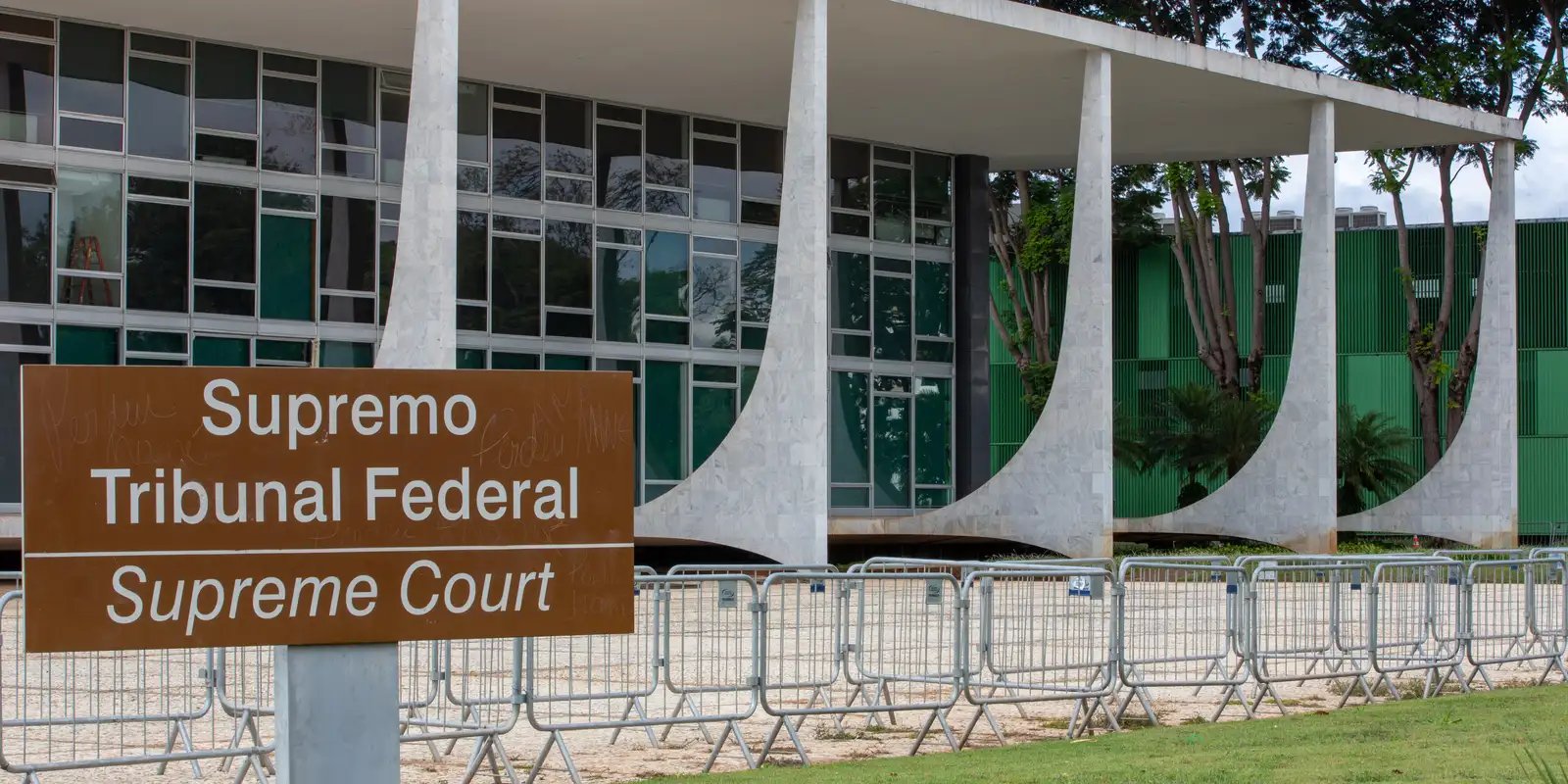 STF decide se abre investigação contra Moraes nesta terça (15)