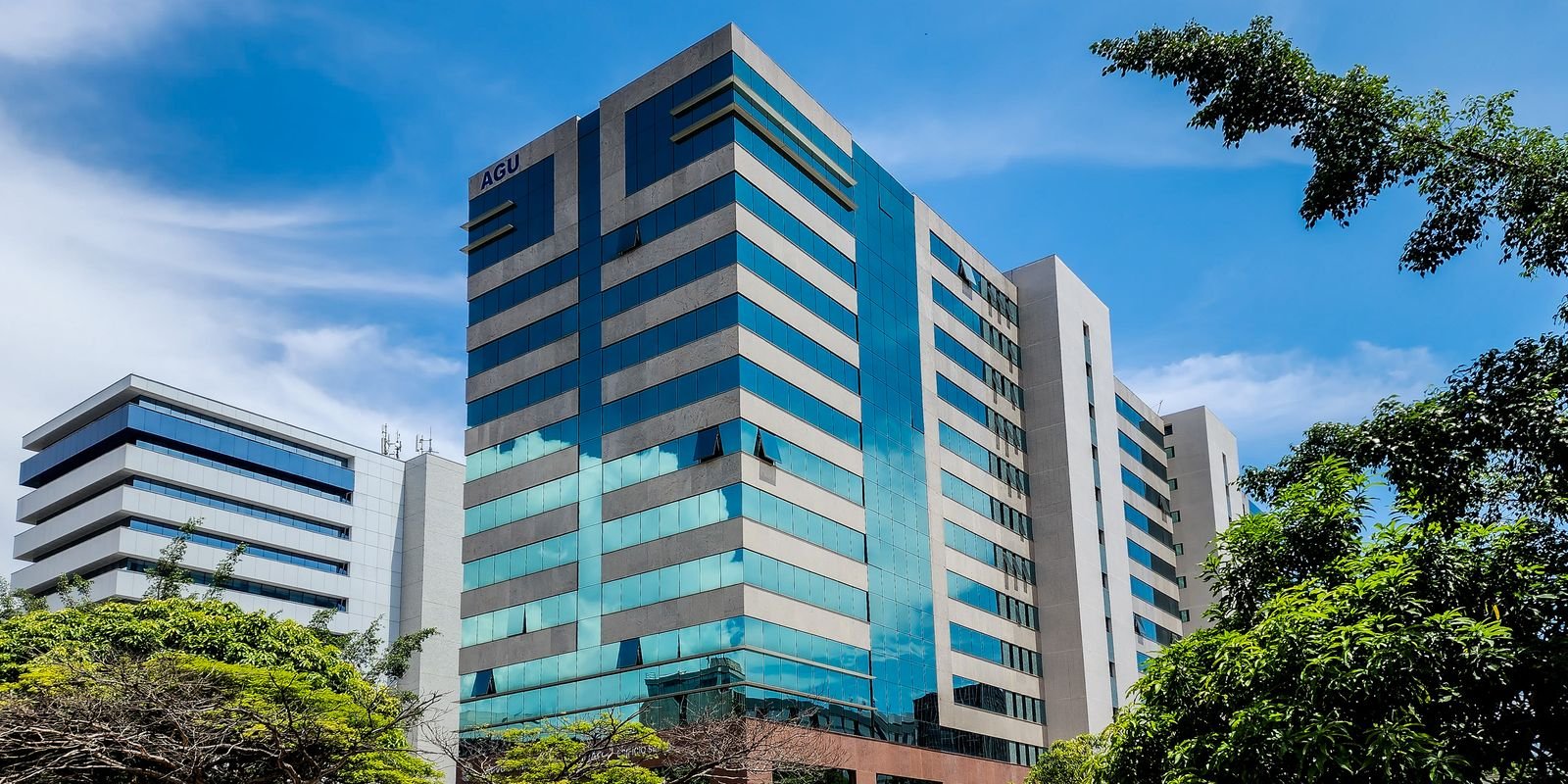 AGU cobra YouTube sobre remoção de vídeos com falsos médicos de IA