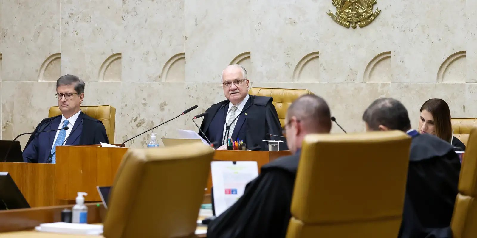 Ministros aposentados do STF pedem “rigorosa apuração” de crise