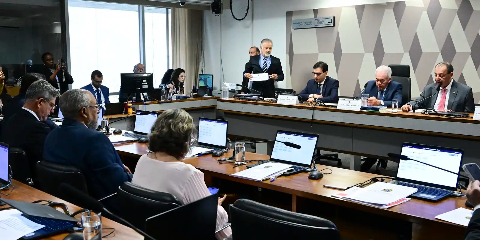 PEC que acaba com jornada 6×1 é aprovada na CCJ do Senado