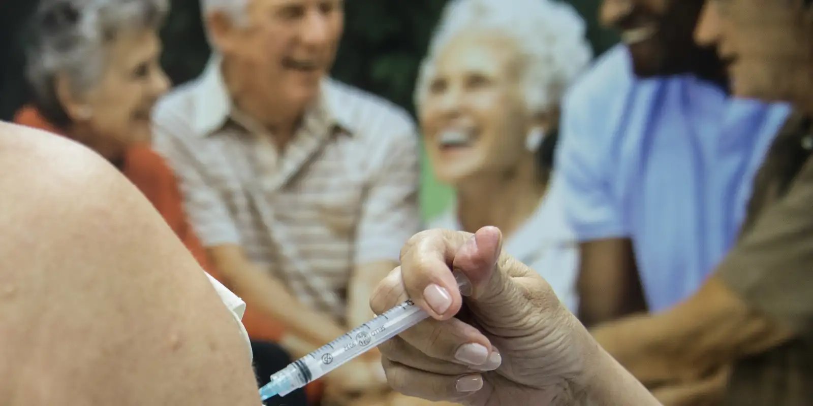 SUS disponibiliza nova vacina contra pneumonia e meningite para idosos