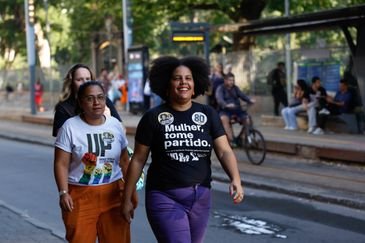 Rio de Janeiro (RJ), 20/08/2026 – A candidata à presidência da República Samara Martins, da Unidade Popular (UP), faz panfletagem durante caminhada na Saara, polo de comércio no centro da cidade. Foto: Fernando Frazão/Agência Brasil