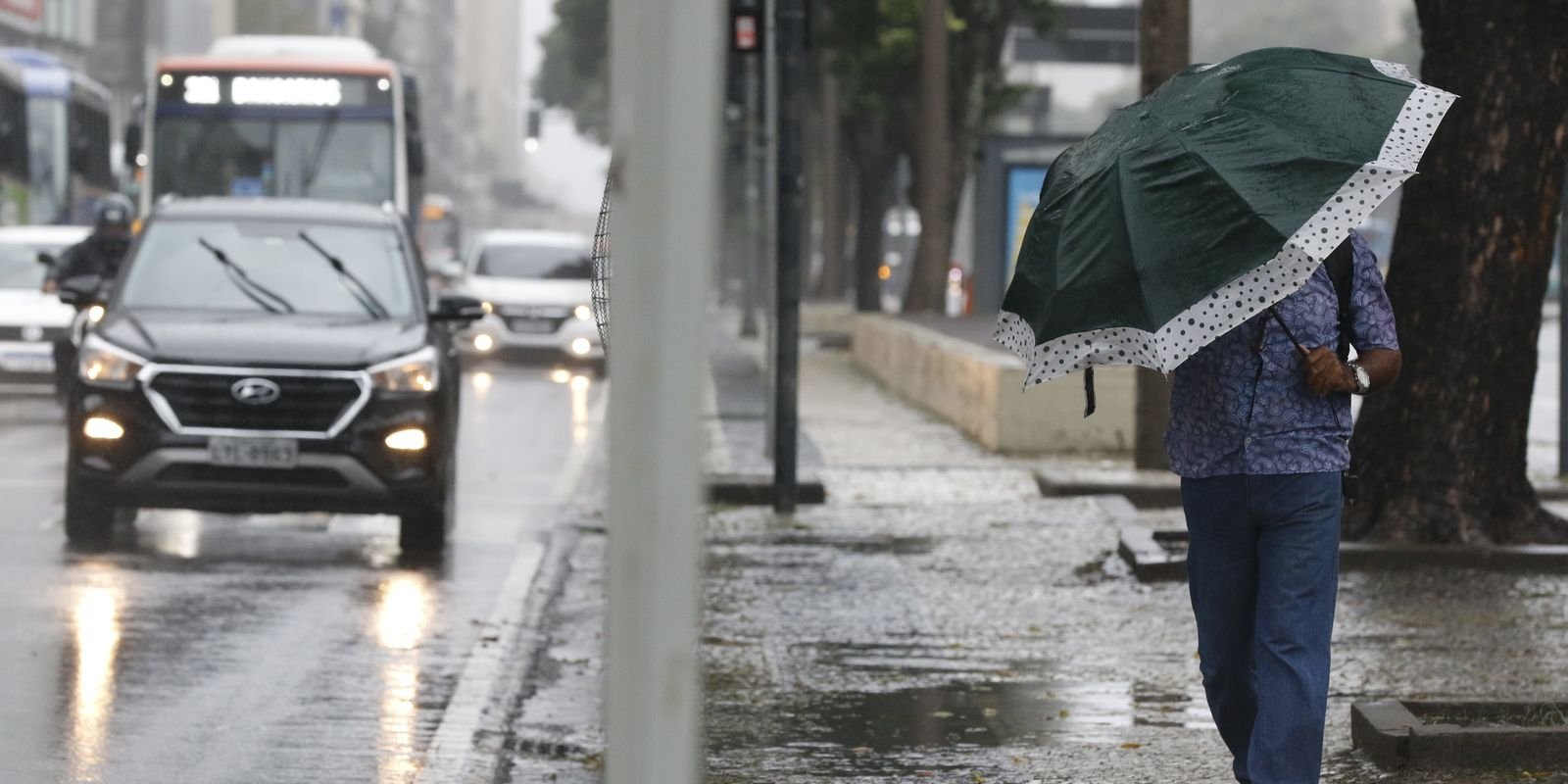 Ciclone que provocou chuvas no estado de SP vai persistir até segunda