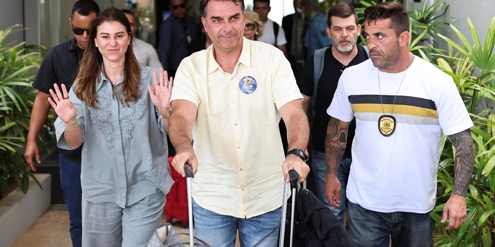 Após derrota eleitoral, Flávio Bolsonaro embarca em voo para aos EUA