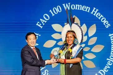 Giuseppe Carotenuto/FAO Roma, 16/10/2026 - Presidente da associação de pescadores indígenas de Coroa Vermelha, em Santa Cruz Cabrália (BA), Luena Pataxó recebe em Roma o prêmio 100 Mulheres Heroínas de Qu Dongyu, diretor-geral da Organização das Nações Unidas para a Alimentação e a Agricultura (FAO). Foto: FAO/Giuseppe Carotenuto
Presidente da associação de pescadores indígenas de Coroa Vermelha, em Santa Cruz Cabrália (BA), Luena Pataxó recebe em Roma o prêmio 100 Mulheres Heroínas de Qu Dongyu, diretor-geral da Organização das Nações Unidas para a Alimentação e a Agricultura (FAO). Foto: Giuseppe Carotenuto/FAO