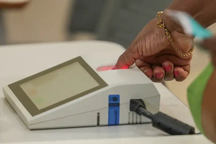 Joédson Alves/Agência Brasil Brasília (DF), 04/10/2026 - Eleitores comparecem às seções eleitorais na manhã deste domingo para participar do primeiro turno das Eleições 2026. As imagens mostram o momento da votação nas salas onde estão instaladas as urnas eletrônicas.
Foto: Joédson Alves/Agência Brasil