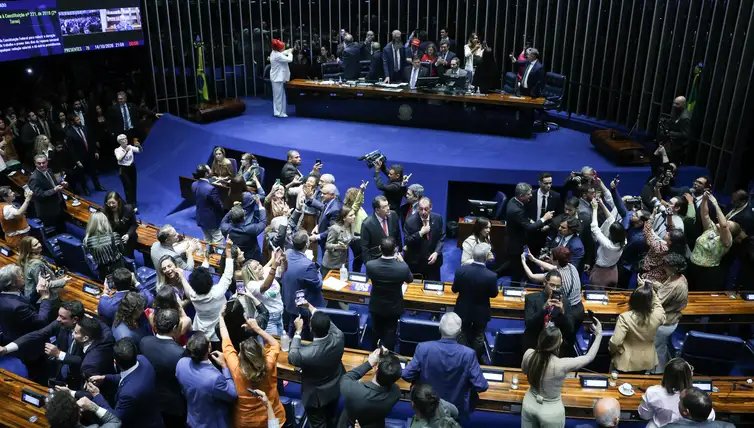 Lula Marques/Agência Brasil. Brasília – DF – 14/10/2026 - Sessão do Senado que votou o fim da escala 6X1. Lula Marques/Agência Brasil.