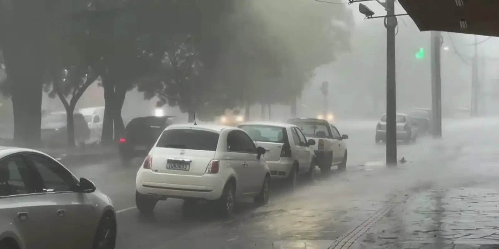 Ciclone e frente fria trazem chuva, ventos e queda de temperatura
