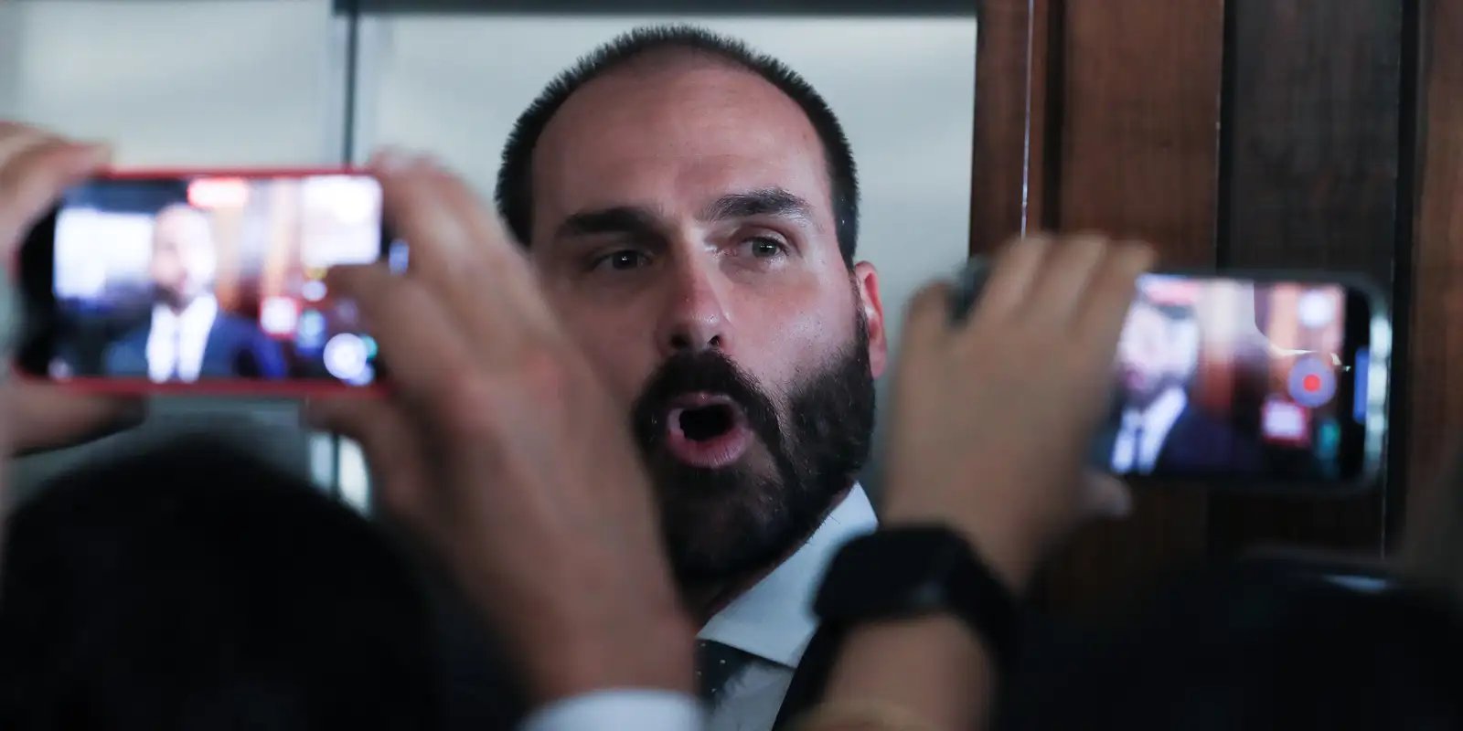 Moraes expede mandado de prisão contra Eduardo Bolsonaro