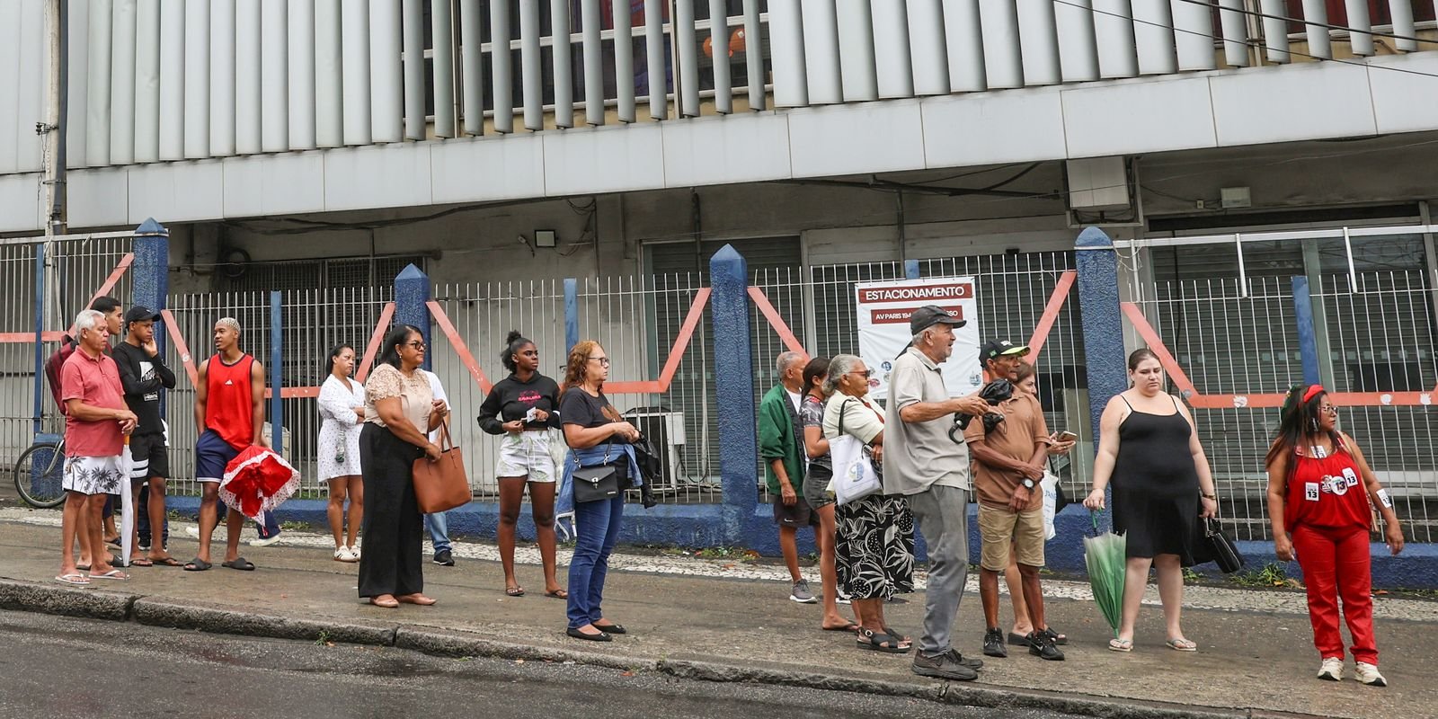 Chuva atrasa chegada de eleitores às urnas no Rio de Janeiro
